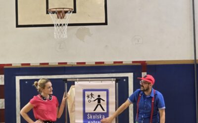 Đak veseljak i prometni znak