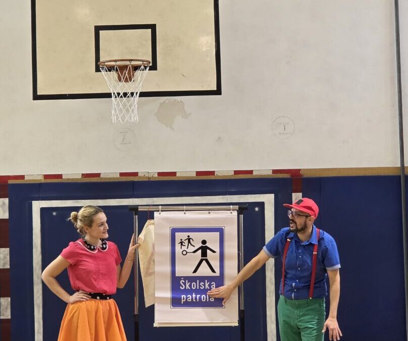 Đak veseljak i prometni znak